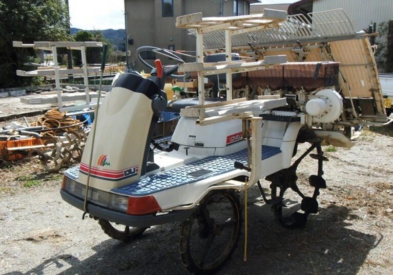 Máy cấy lúa Iseki PA50D có tốc độ tách mạ và cắm mạ nhanh, không gây hư hỏng, cũng như nhấn chìm cây mạ.