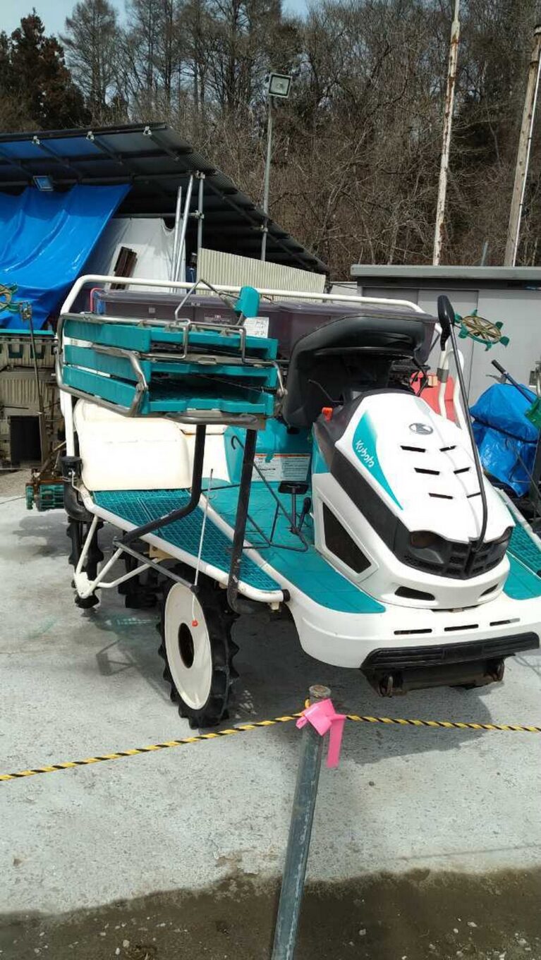 Máy cấy lúa Kubota EP87 có cấu kiểm soát dao động ngang, luôn cấy thẳng hàng và chính xác